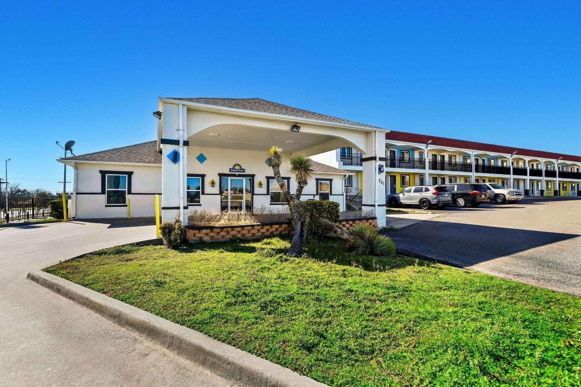 Days Inn By Wyndham Гейнсвил Екстериор снимка