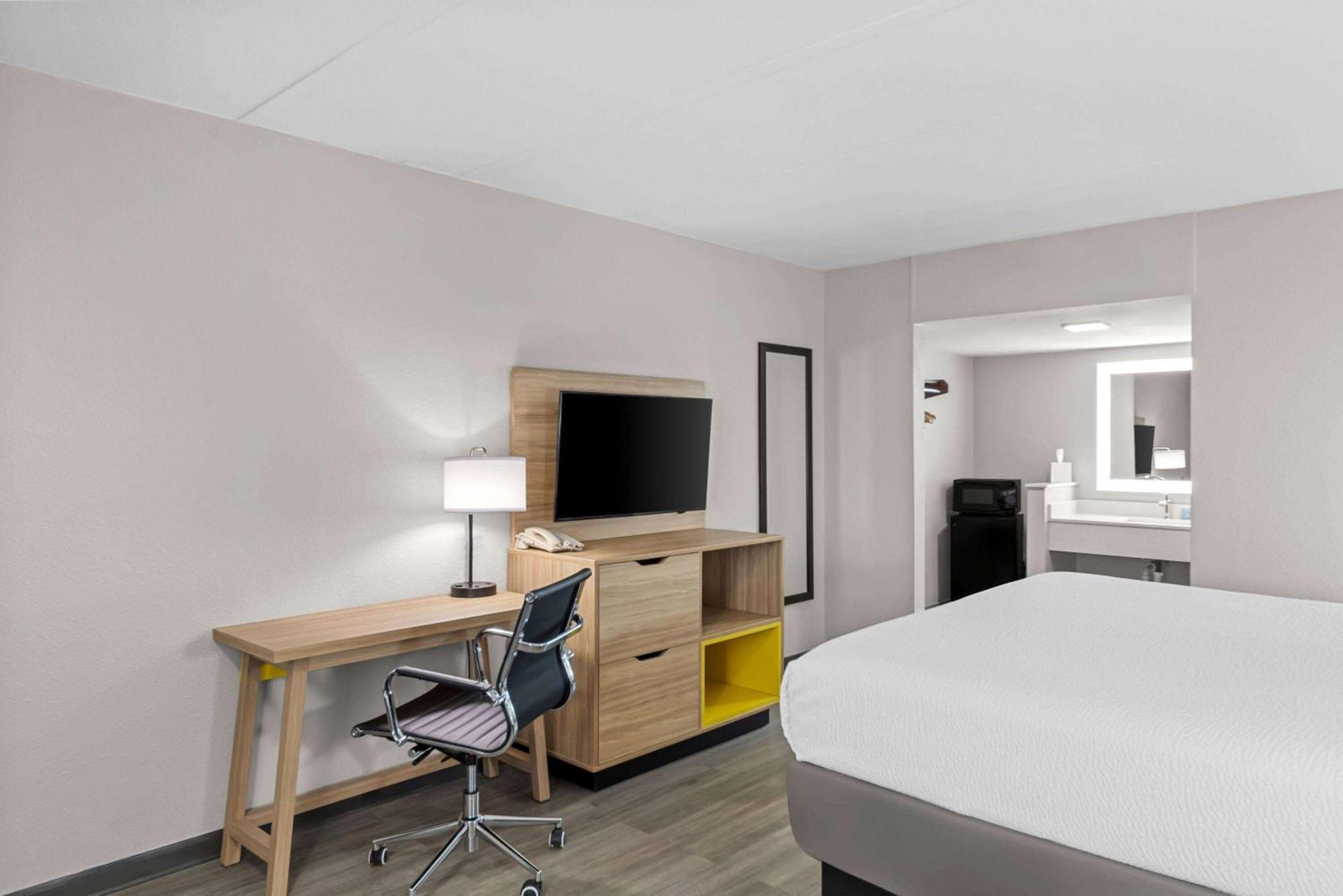Days Inn By Wyndham Гейнсвил Екстериор снимка