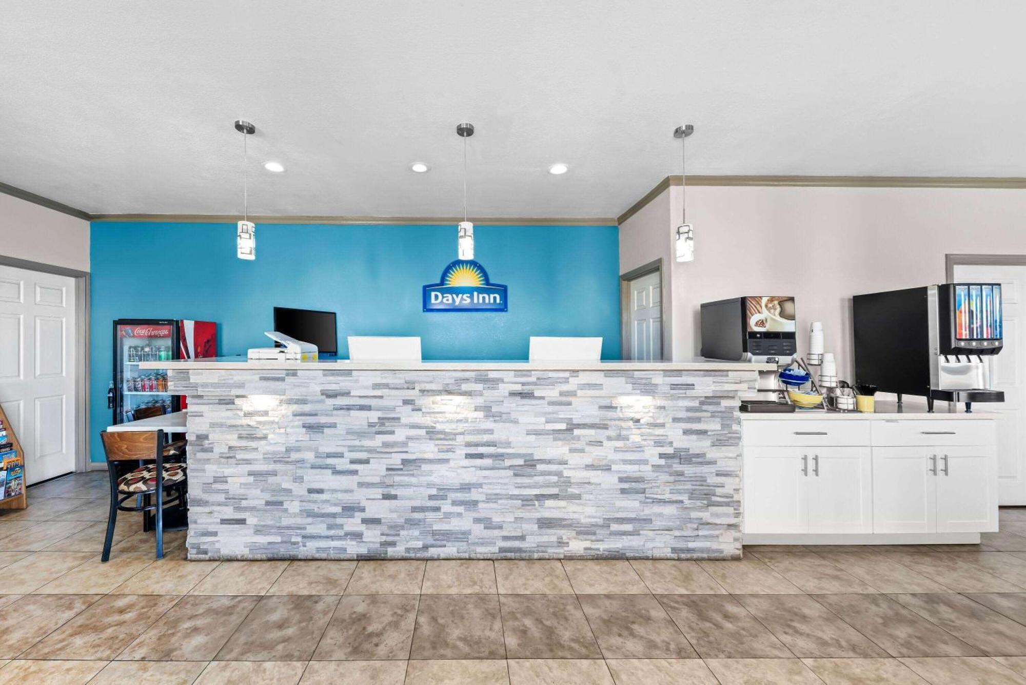 Days Inn By Wyndham Гейнсвил Екстериор снимка