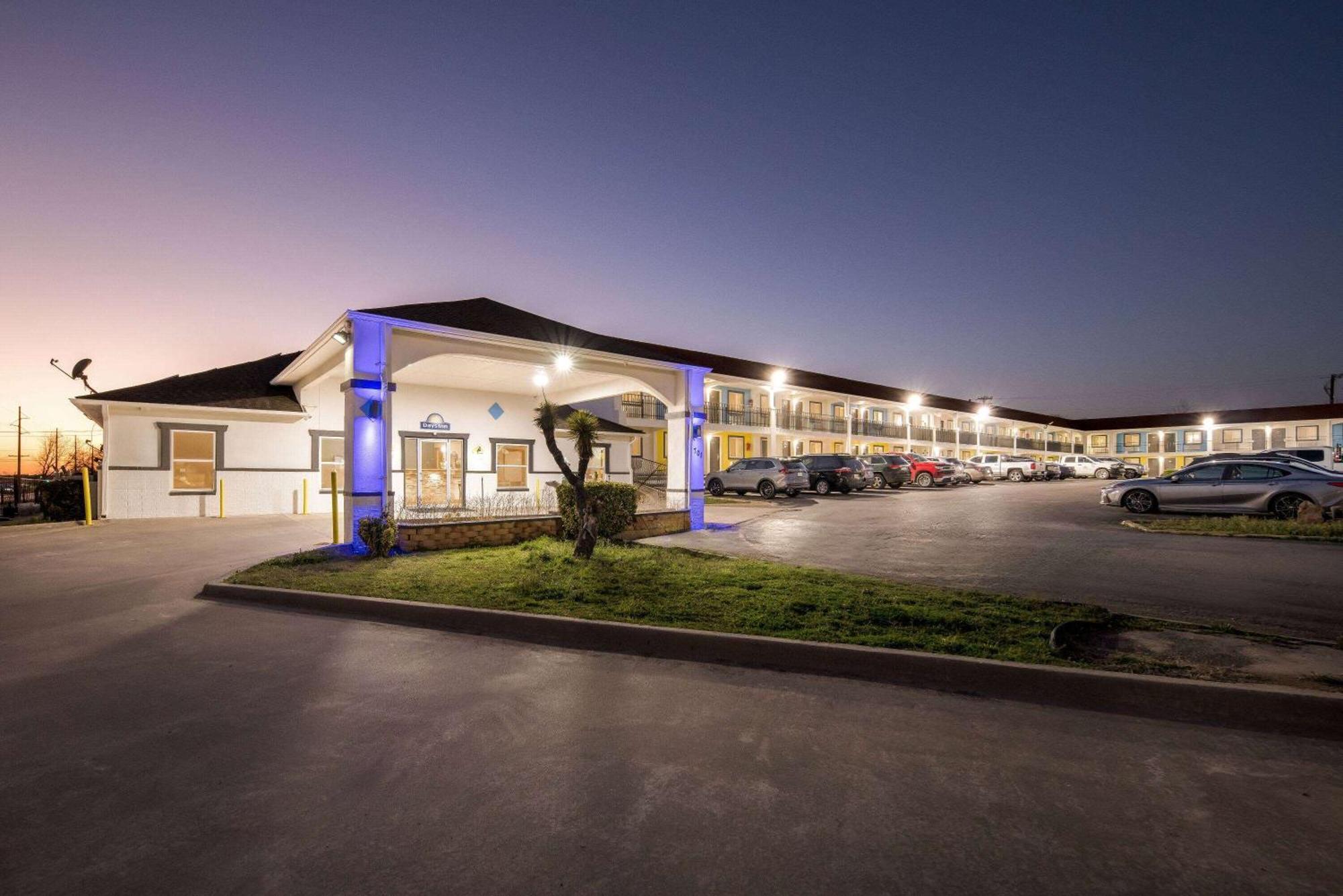 Days Inn By Wyndham Гейнсвил Екстериор снимка